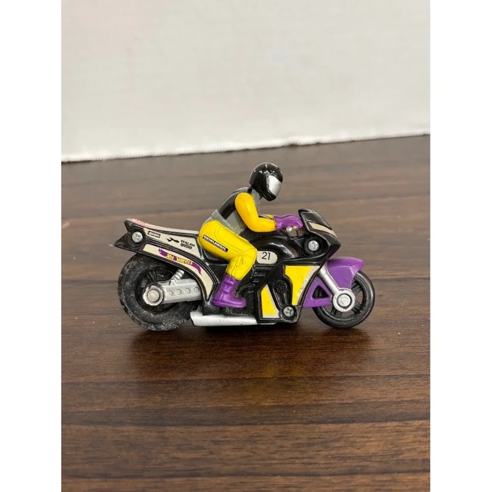 Hot Wheels Black Yellow Purple Racing Motorcycle with Rider Number 21 Toy